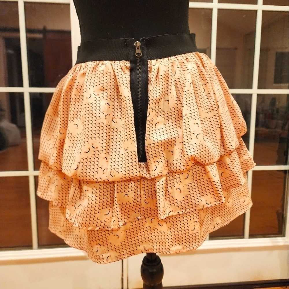 Rachael & Chloe salmon pink with abstract design ruffled mini skirt size medium